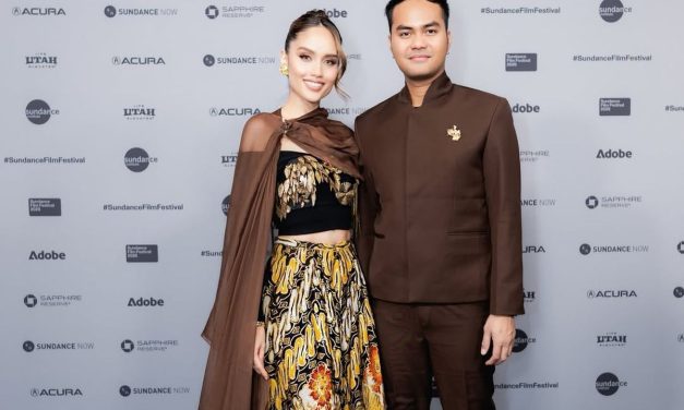 Batik Go International! Intip 5 Detail Gaya Cinta Laura Di Sundance