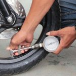 Tips Awet: Jangan Biarkan Ban Motor Kurang Angin!