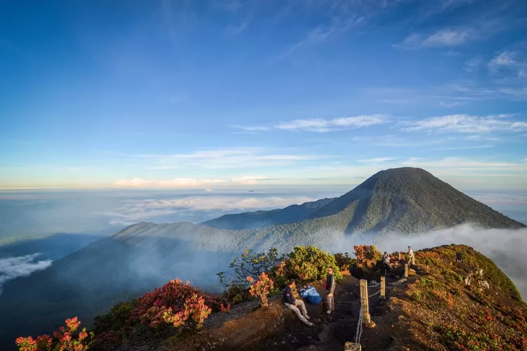 Deretan Atap Tertinggi Indonesia Yang Wajib Di Daki