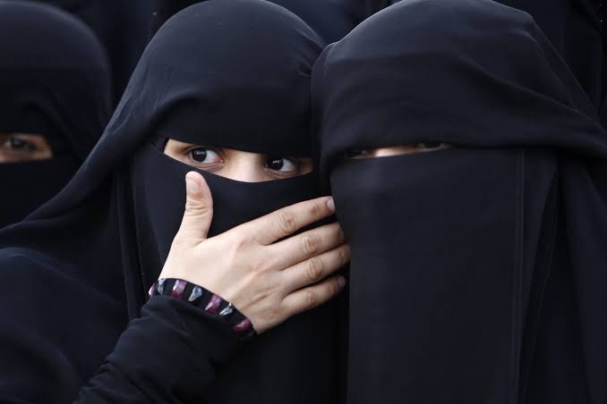 Larangan Cadar Saat Umroh: Ini Alasan Dan Aturan Fikihnya