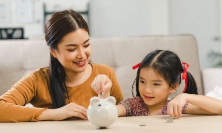Trik Gampang Ajarkan Anak Melek Keuangan Sejak Dini